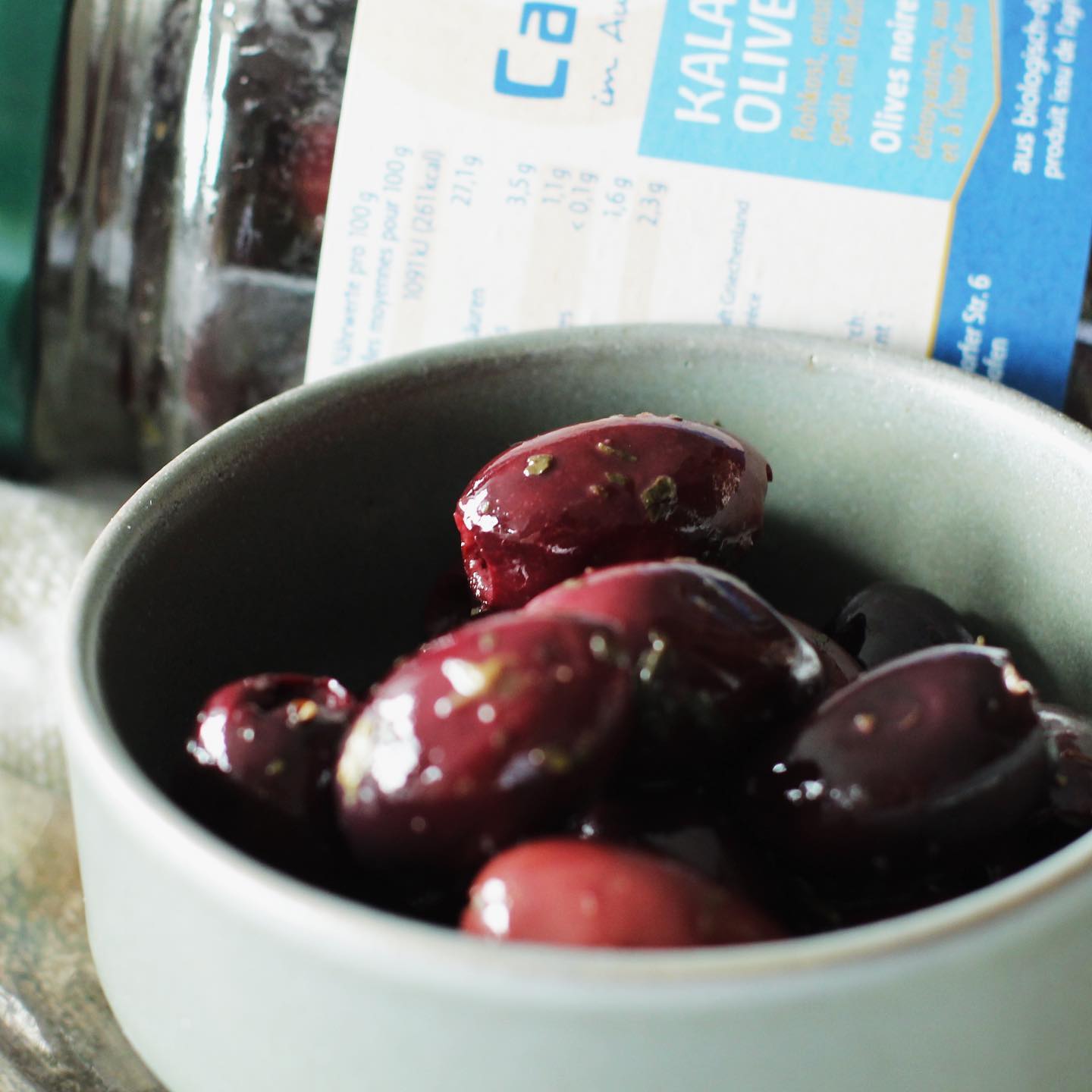 Rohkost: Kalamata Oliven ohne Stein, geölt mit Kräutern – Bild 2